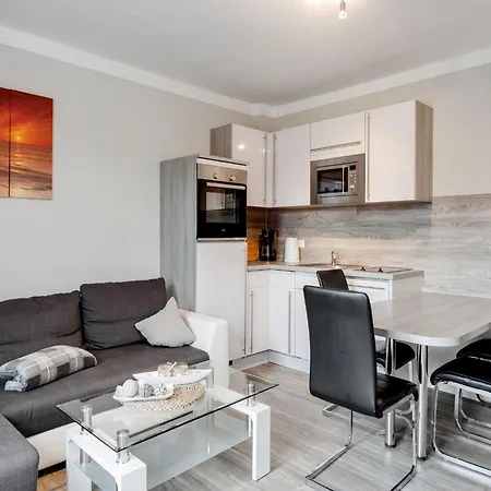 Apartment Cozy Coastal Escape With Garden *