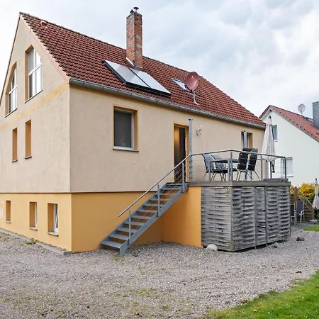 Cozy Coastal Escape With Garden