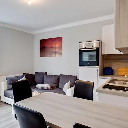 Apartment Cozy Coastal Escape With Garden