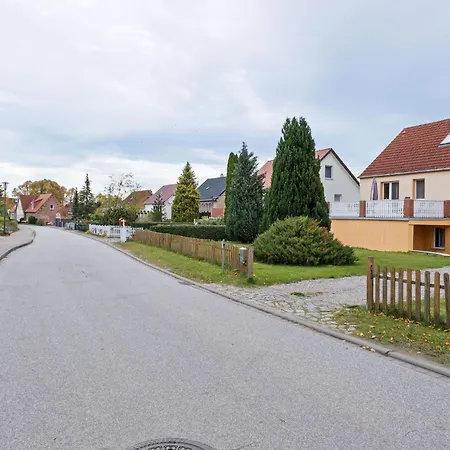 Cozy Coastal Escape With Garden Apartment