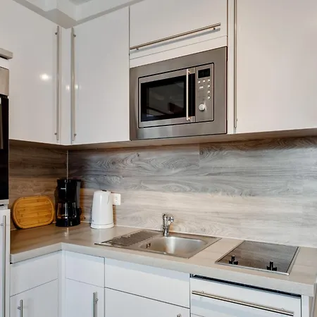 Cozy Coastal Escape With Garden Apartment Gross Schwansee