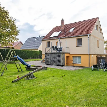 Apartment Cozy Coastal Escape With Garden *