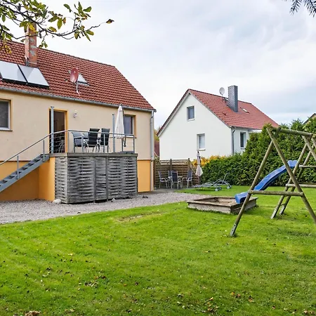 Apartment Cozy Coastal Escape With Garden