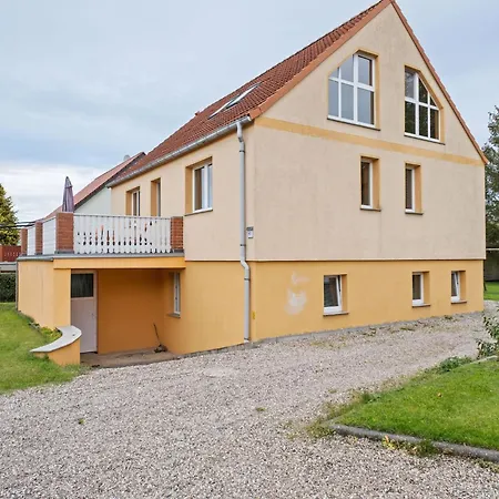 Cozy Coastal Escape With Garden *