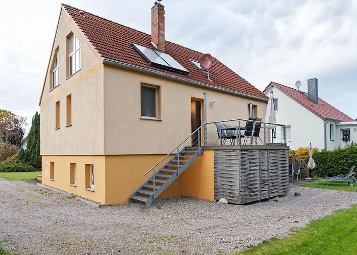 Cozy Coastal Escape With Garden