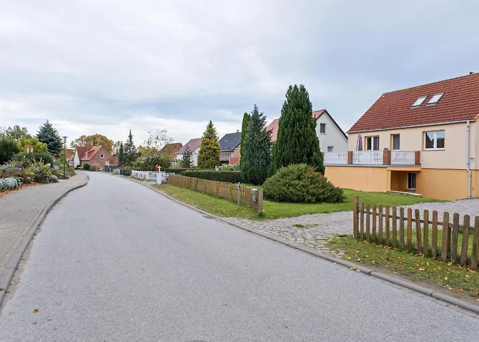 Cozy Coastal Escape With Garden شقة